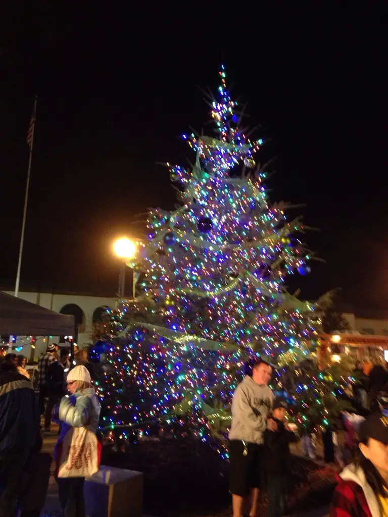 Roseville Holiday Tree Lighting Ceremony Les aventures de la famille